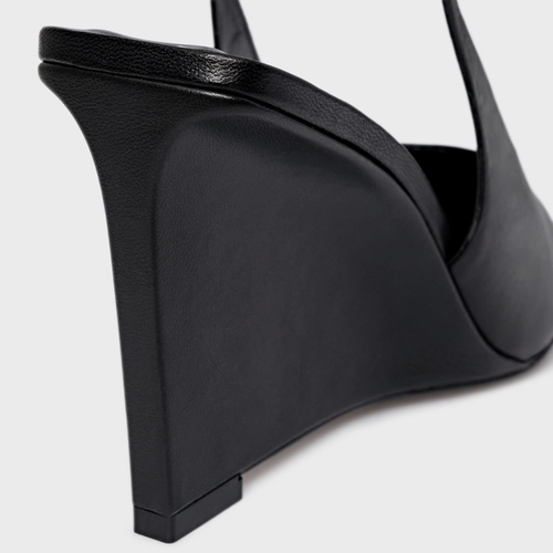 Scarpin Slingback Anabela Couro Preto