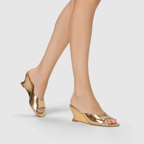 Open Mule Anabela Slim Couro Snake Metalizado Dourado