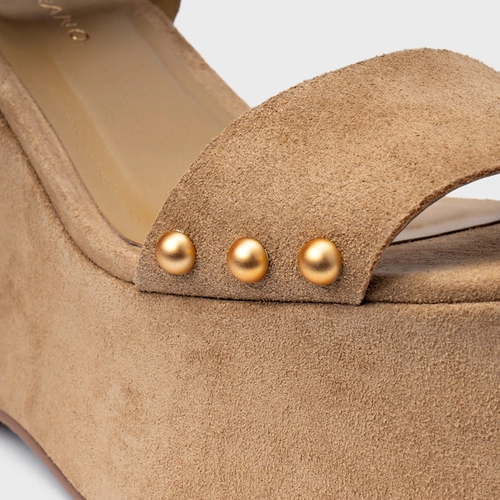 Sandália Statement Studs Maxi Anabela Couro Suede Bege Almond