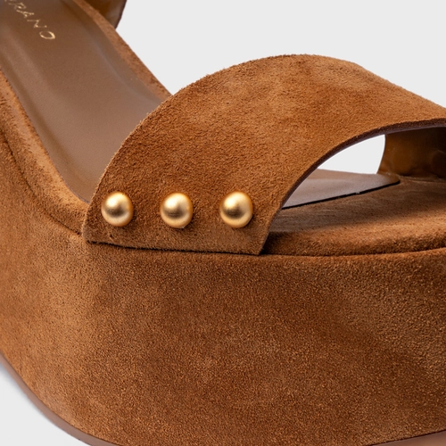 Sandália Statement Studs Maxi Anabela Couro Suede Marrom Saddle