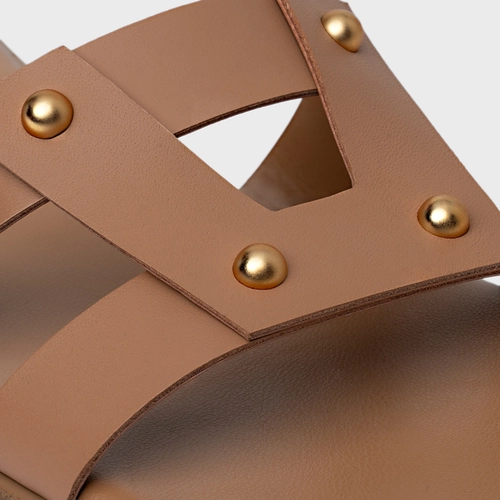 Rasteira Statement Studs Couro Marrom Cookie