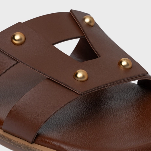 Rasteira Statement Studs Couro Marrom Walnut