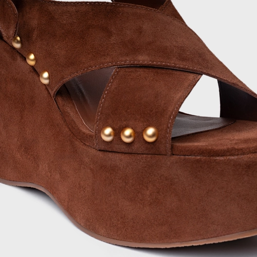 Sandália Tiras Statement Studs Maxi Anabela Couro Suede Marrom Walnut