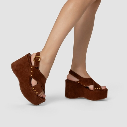 Sandália Tiras Statement Studs Maxi Anabela Couro Suede Marrom Walnut
