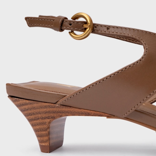 Sandália Elevated Thong Salto Fino Couro Marrom Gingerbread