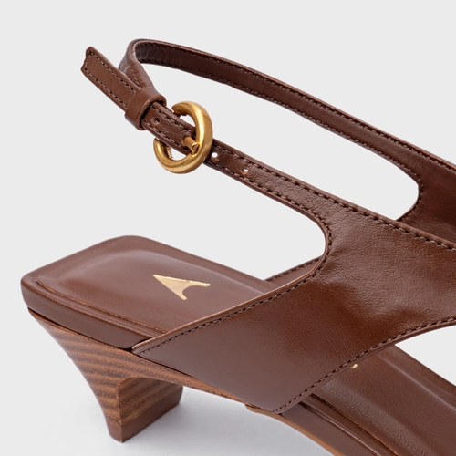 Sandália Elevated Thong Salto Fino Couro Marrom Walnut