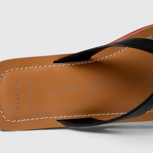 Rasteira Thong Carrano + A.mar Couro Preto