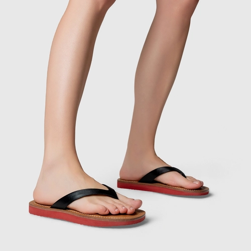 Rasteira Thong Carrano + A.mar Couro Preto