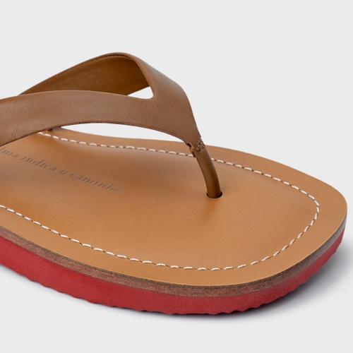 Rasteira Thong Carrano + A.mar Couro Marrom Gingerbread