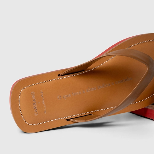 Rasteira Thong Carrano + A.mar Couro Marrom Gingerbread
