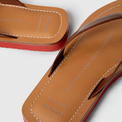 Rasteira Thong Carrano + A.mar Couro Marrom Walnut