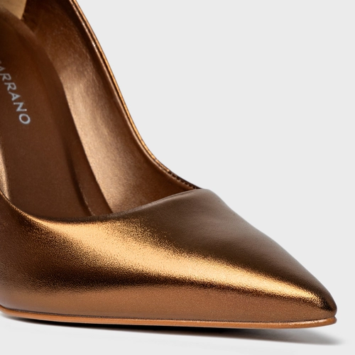 Scarpin Loretta Salto Fino Couro Metalizado Bronze