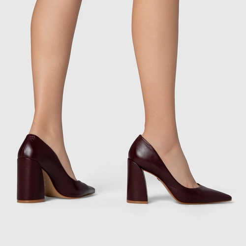 Scarpin Iza Basic Salto Bloco Couro Vinho Dark Carmine
