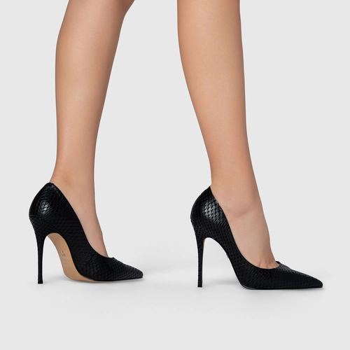 Scarpin Loretta Salto Fino Couro Snake Preto