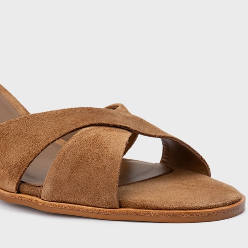 Sandália Tiras Cruzadas Salto Bloco Médio Couro Suede Marrom Saddle