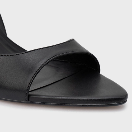 Sandália Basic Close Salto Fino Couro Preto