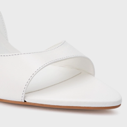 Sandália Basic Close Salto Fino Couro Branco Blanc