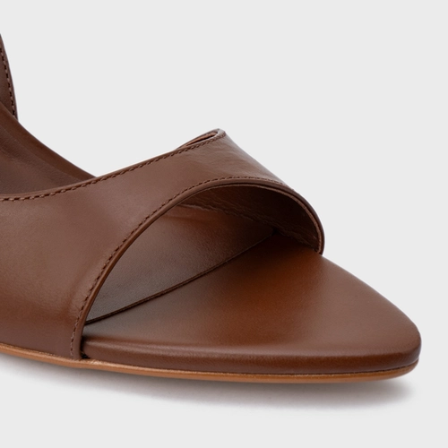 Sandália Basic Close Salto Fino Couro Marrom Walnut