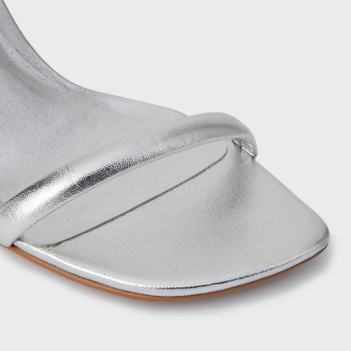 Sandália Essential Salto Reto Couro Metalizado Prata Silver