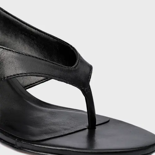 Sandália Thong Anabela Slim Couro Preto