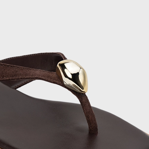 Rasteira Thong Gold Detail Couro Suede Marrom Ganache
