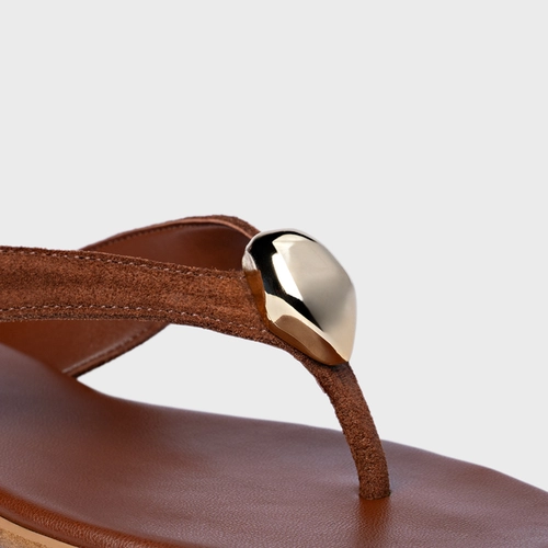 Rasteira Thong Gold Detail Couro Suede Marrom Walnut
